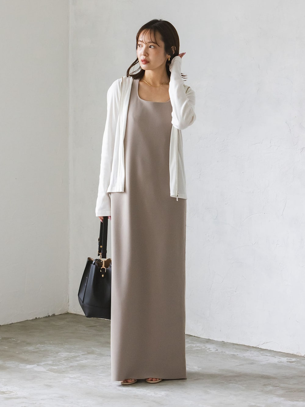 ホワイト系のTシャツ/カットソー、ベージュ系のワンピース、ベージュ系のサンダルを着用したレディースの夏コーディネートの1枚目の写真