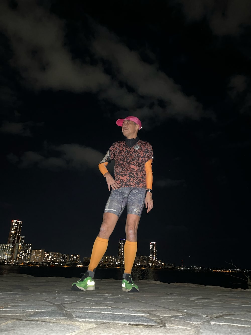 「新星WEARISTAにエントリー、ランニング、ランニングシューズ、ランニングウェア、ランニングパンツ、ランニングコーデ、ランニング #RUNNING #running、夜 run」｜「NIKEのアイテム（Tシャツ/カットソー、ブラウン系）」を使った、fkbbsさん（メンズ・173cm）の冬コーディネートの1枚目の写真