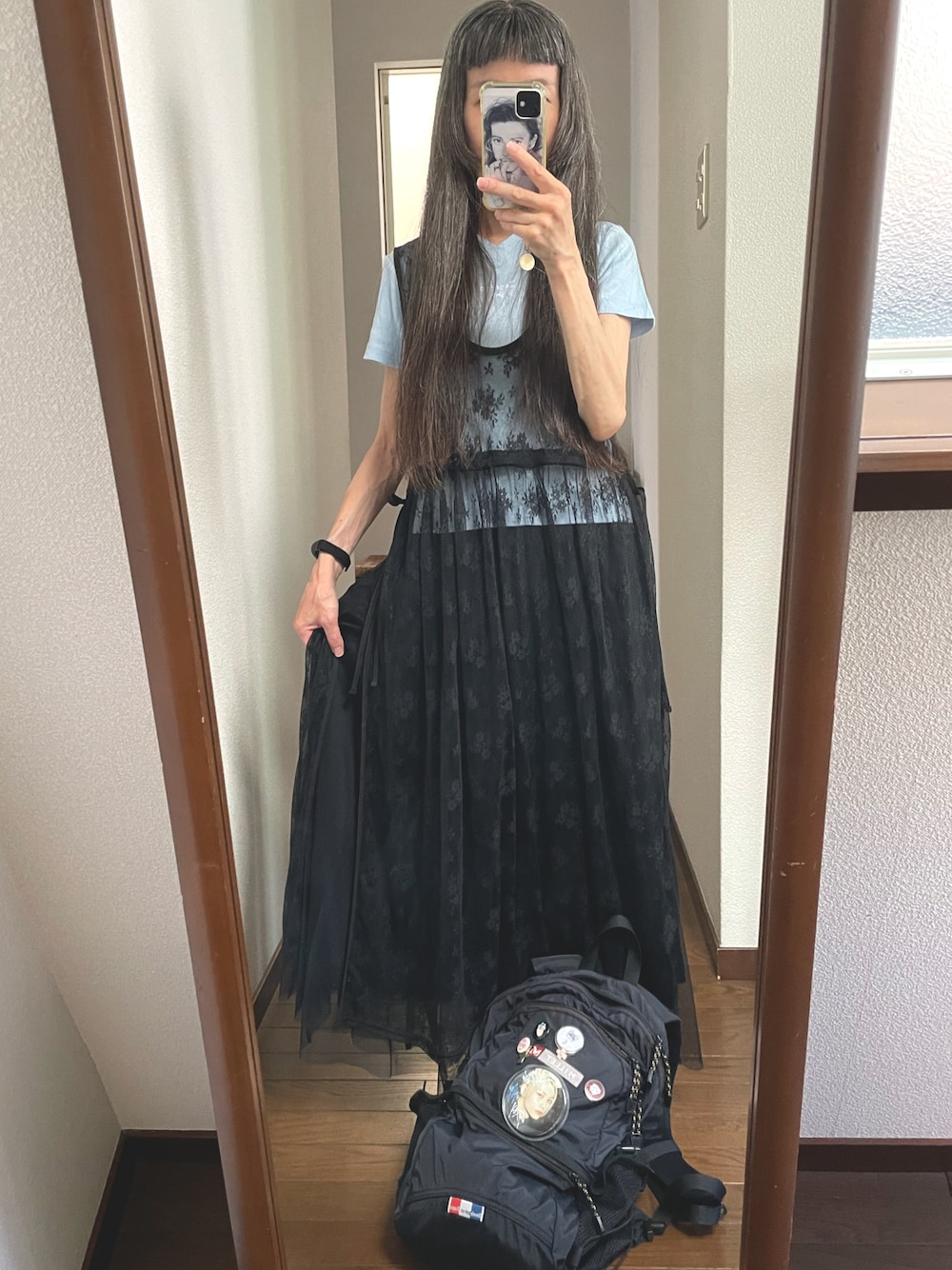 ブラック系のスカート、ブラック系のワンピース、ブラック系のバックパック/リュックを着用したレディースの夏コーディネートの1枚目の写真