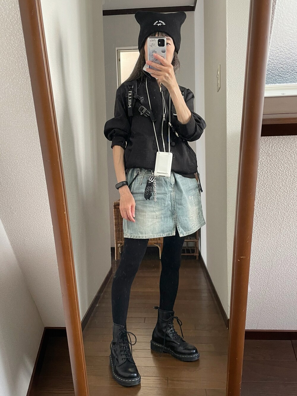 ブラック系のブーツ、ブラック系のブルゾン、ブルー系のデニムスカートを着用したレディースの秋コーディネートの1枚目の写真