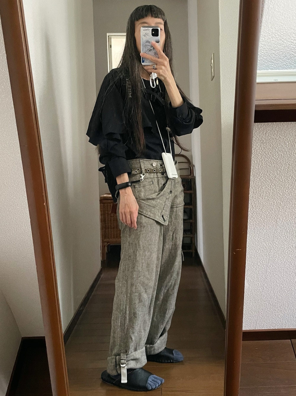 ブラック系のシャツ/ブラウス、ベージュ系のその他パンツ、ブルー系のソックス/靴下を着用したレディースの秋コーディネートの1枚目の写真