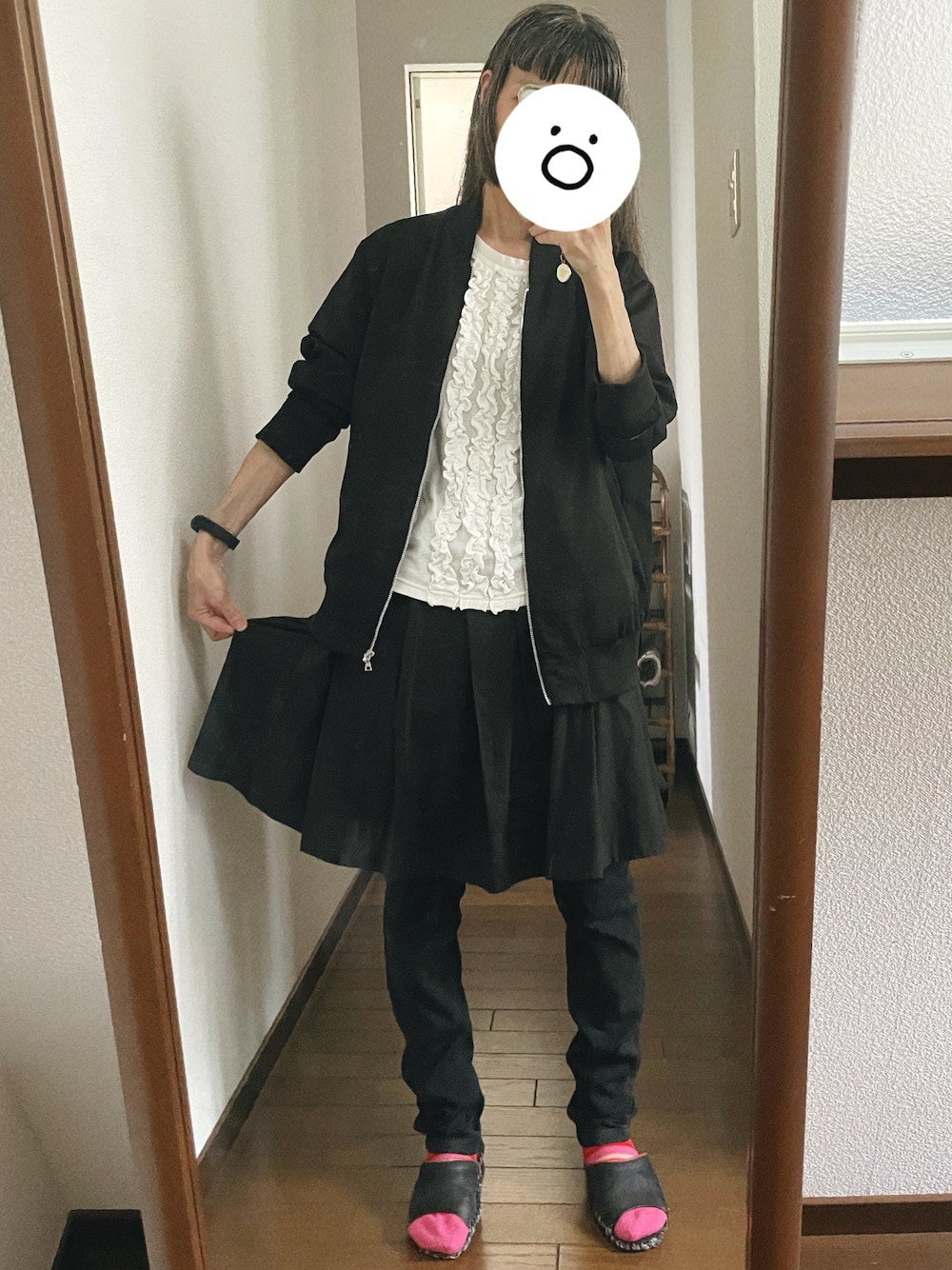「レイヤードスタイル、白Tシャツ、モノトーン」｜「agnes b.のアイテム（スカート、ブラック系）」を使った、maiさん（レディース・146cm）の夏コーディネートの1枚目の写真