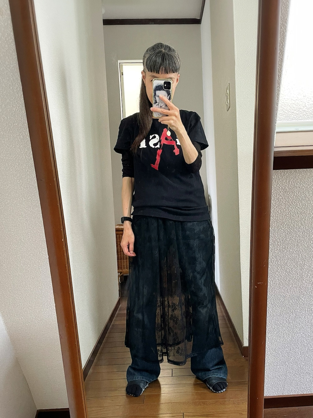 「レイヤードスタイル、ロゴT」｜「バンドTシャツのアイテム（Tシャツ/カットソー、ブラック系）」を使った、maiさん（レディース・146cm）の夏コーディネートの1枚目の写真