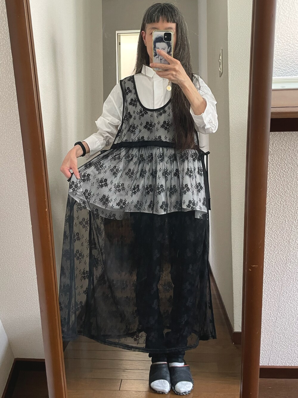 「白シャツ、チュールワンピース レイヤード」｜「UNIQLOのアイテム（シャツ/ブラウス、ホワイト系）」を使った、maiさん（レディース・146cm）の夏コーディネートの1枚目の写真