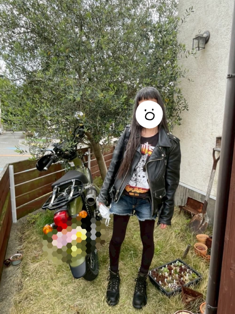 「ライダースジャケット 黒」｜「mmtsのアイテム（Tシャツ/カットソー、ブラック系）」を使った、maiさん（レディース・146cm）の夏コーディネートの1枚目の写真