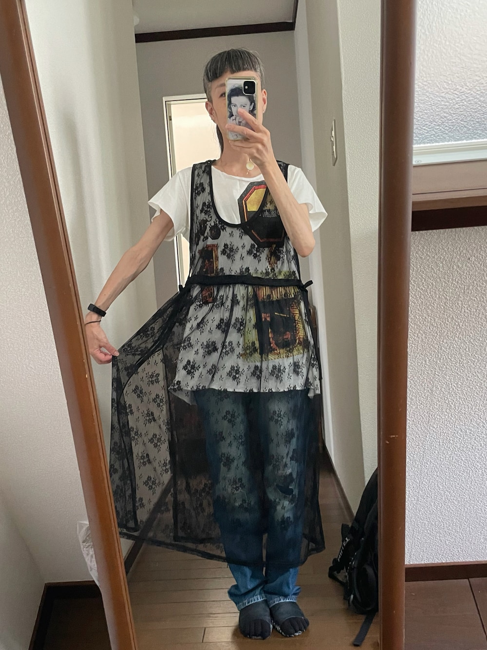 「チュールワンピース、デニム、オーバーサイズＴ、50代ファッション」｜「フェリシモのアイテム（Tシャツ/カットソー、ホワイト系）」を使った、maiさん（レディース・146cm）の夏コーディネートの1枚目の写真