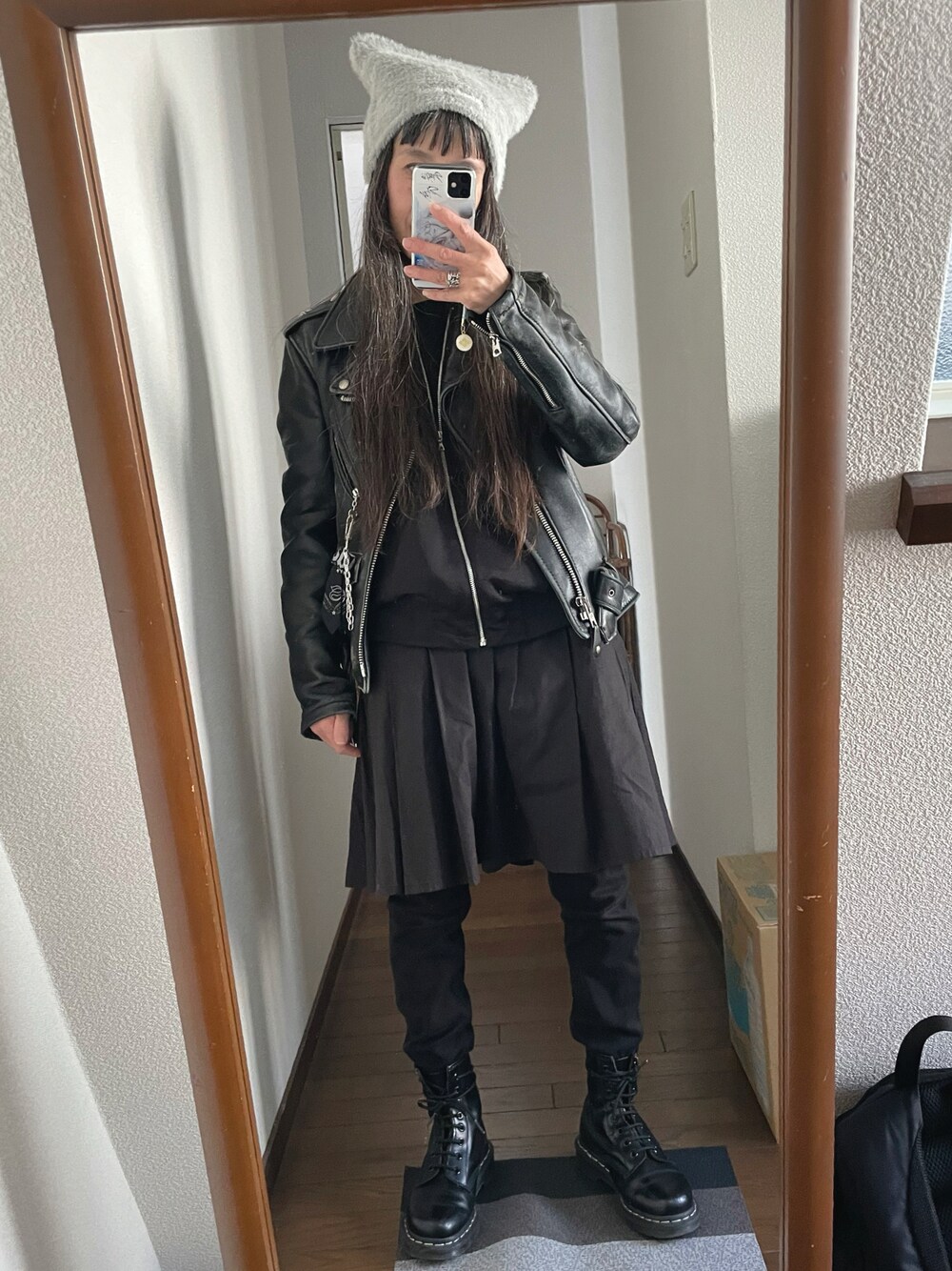 ブラック系のパンツ、ブラック系のスカート、ブラック系のブルゾンを着用したレディースの冬コーディネートの1枚目の写真