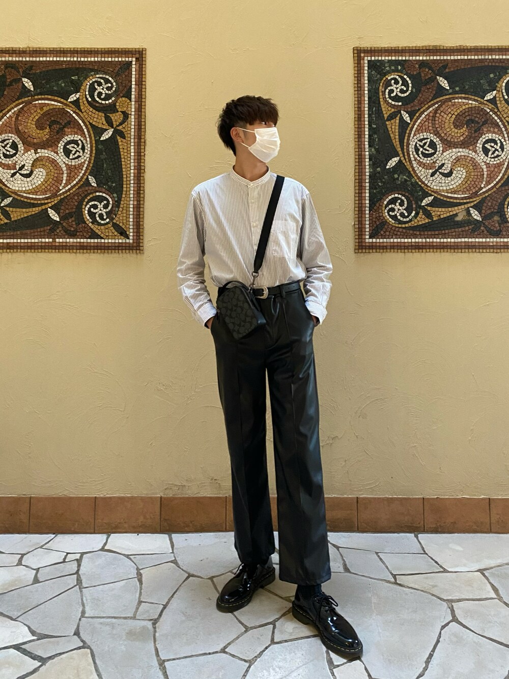 「秋冬コーデ、お洒落さんとつながりたい、きれいめカジュアル、キレイめ、ootd」｜「epnokのシンセティックレザーパンツ（その他パンツ、ブラック系）」を使った、Kさん（メンズ・180cm）の秋コーディネートの1枚目の写真