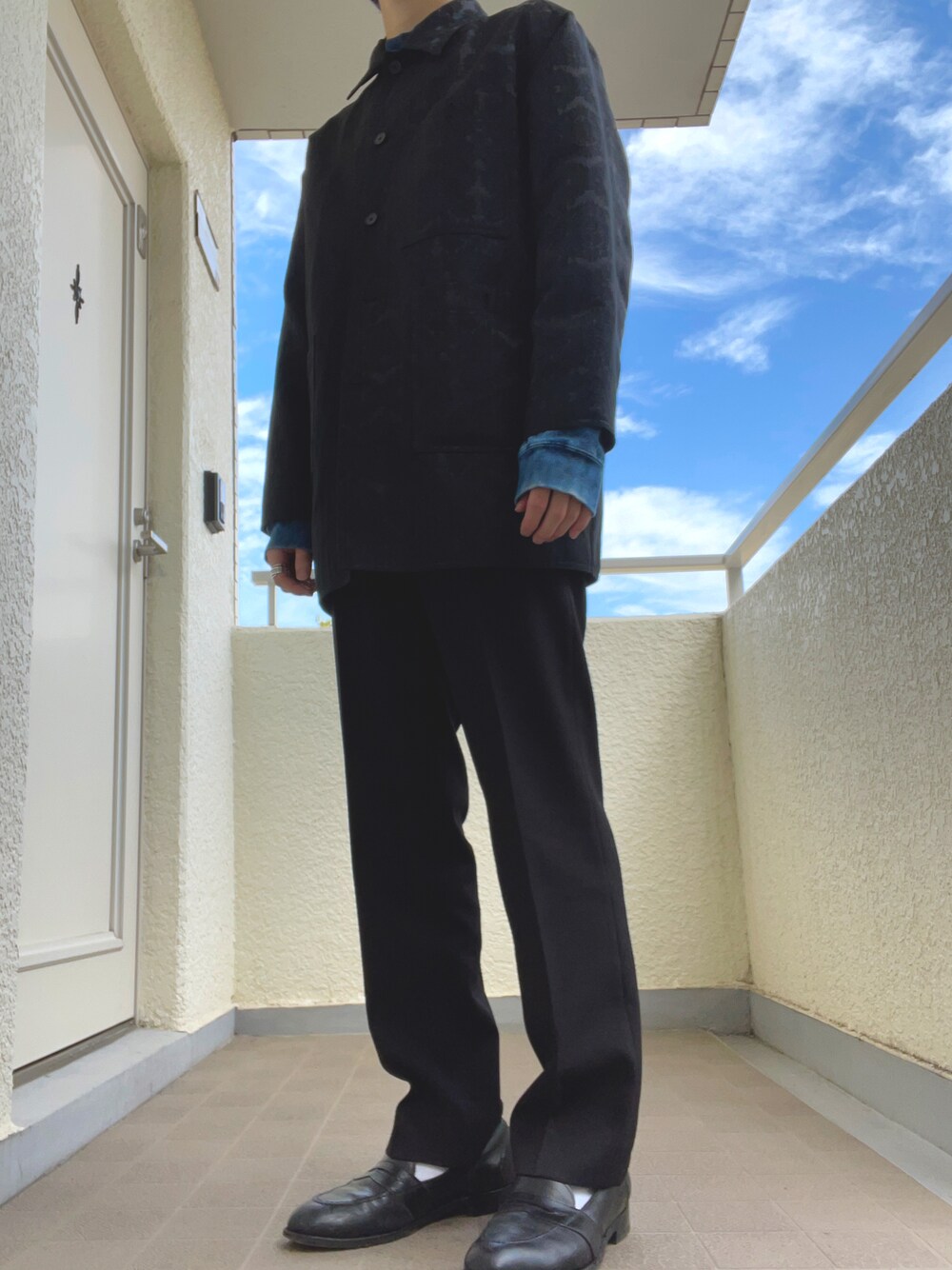 「シンプル、ブラック、ローファー、秋のコーデ、タイダイ柄、黒、大学生、プチプラ、古着MIX、モード、シンプルコーデ、ハレ、プチプラコーデ、さし色、秋コーデ」｜「ALDENのアイテム（ローファー、ブラック系）」を使った、ゆづき　さん（メンズ・172cm）の秋コーディネートの1枚目の写真