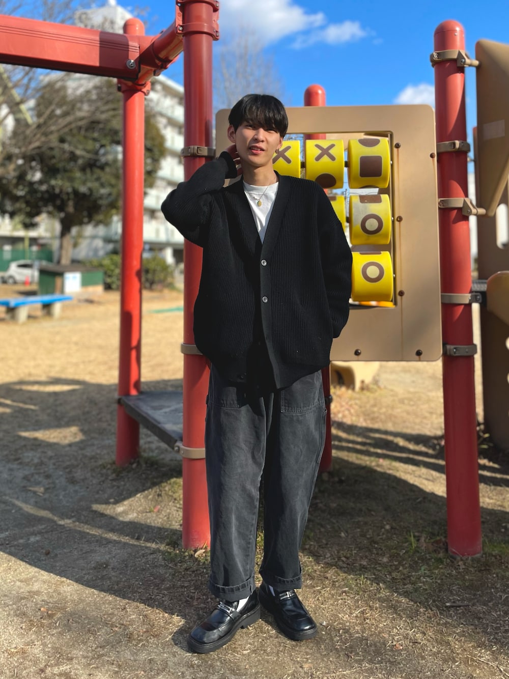 「チョコ色に染まれ、ローファー、今日のコーデ、シンプルコーデ、プチプラ、あったかコーデ、韓国ファッション、ビッグシルエット、ワントーンコーデ、ブラック、ブラックコーデ、大人カジュアル、ワイドパンツ、デニム、モノトーンコーデ」｜「niko and...の[niko and ...JEANS 2022SS]デニムペインターパンツ（デニムパンツ、ブラック系）」を使った、ゆづき　さん（メンズ・172cm）の冬コーディネートの1枚目の写真