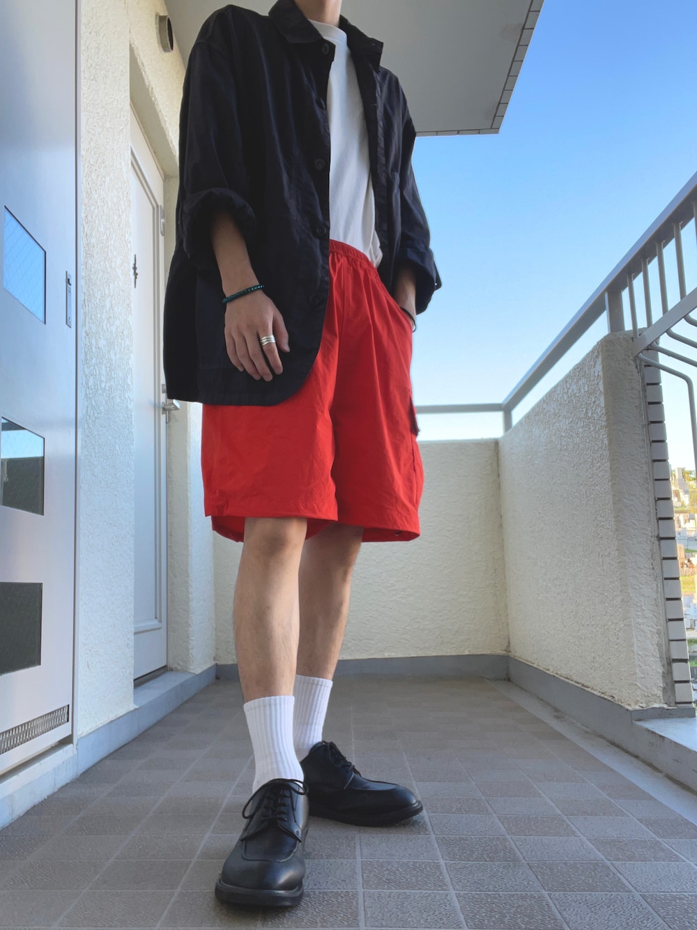 「シンプル、おしゃれさんと繋がりたい、夏コーデ、Tシャツ、シャツスタイル、秋のコーデ、白Tシャツ、カラーパンツ、シンプルコーデ、オレンジパンツ、革靴、革靴×靴下」｜「niko and...のフェイクレザーUチップシューズ（その他シューズ、ブラック系）」を使った、ゆづき　さん（メンズ・172cm）の夏コーディネートの1枚目の写真