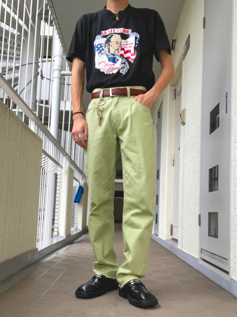 「古着、デニム、グリーン、アメカジ、Tシャツ、大人カジュアル、革靴、プリントT、フレアパンツ、シングルステッチ、秋トレンド2021」｜「古着のアイテム（Tシャツ/カットソー、ブラック系）」を使った、ゆづき　さん（メンズ・172cm）の秋コーディネートの1枚目の写真