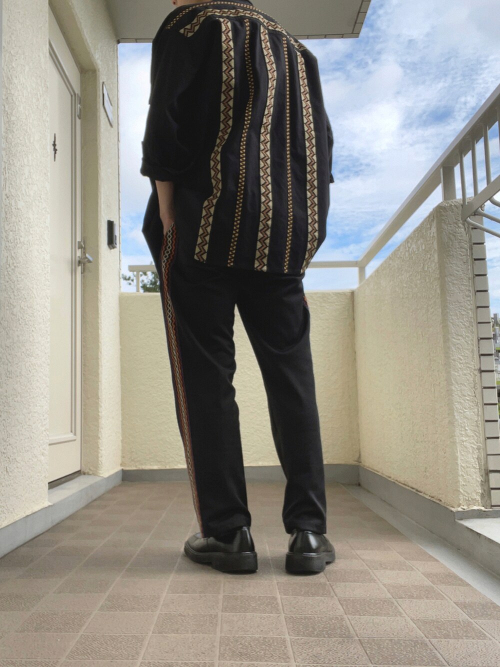 「柄、秋のコーデ、ブラックコーデ、刺繍、ストライプ、柄×柄、カジュアルコーデ、ニコアンド(niko and...)、トワロニエ」｜「niko and...のアイテム（ジャケット/アウター、ブラック系）」を使った、ゆづき　さん（メンズ・172cm）の秋コーディネートの1枚目の写真