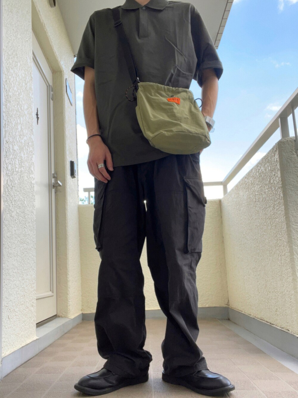 「トレンド、秋のコーデ、ストリート、革靴、アースカラー、ラフ、きれいめカジュアル、秋服、シンプルスタイル、古着コーデ、オトナカジュアル、スクエアバッグ、秋トレンド2021、だから秋服が好き」｜「UNIVERSAL OVERALLの【UNIVERSAL OVERALL(ユニバーサル オーバーオール)】別注エコバッグ付き巾着バッグ（ショルダーバッグ、グリーン系）」を使った、ゆづき　さん（メンズ・172cm）の秋コーディネートの1枚目の写真
