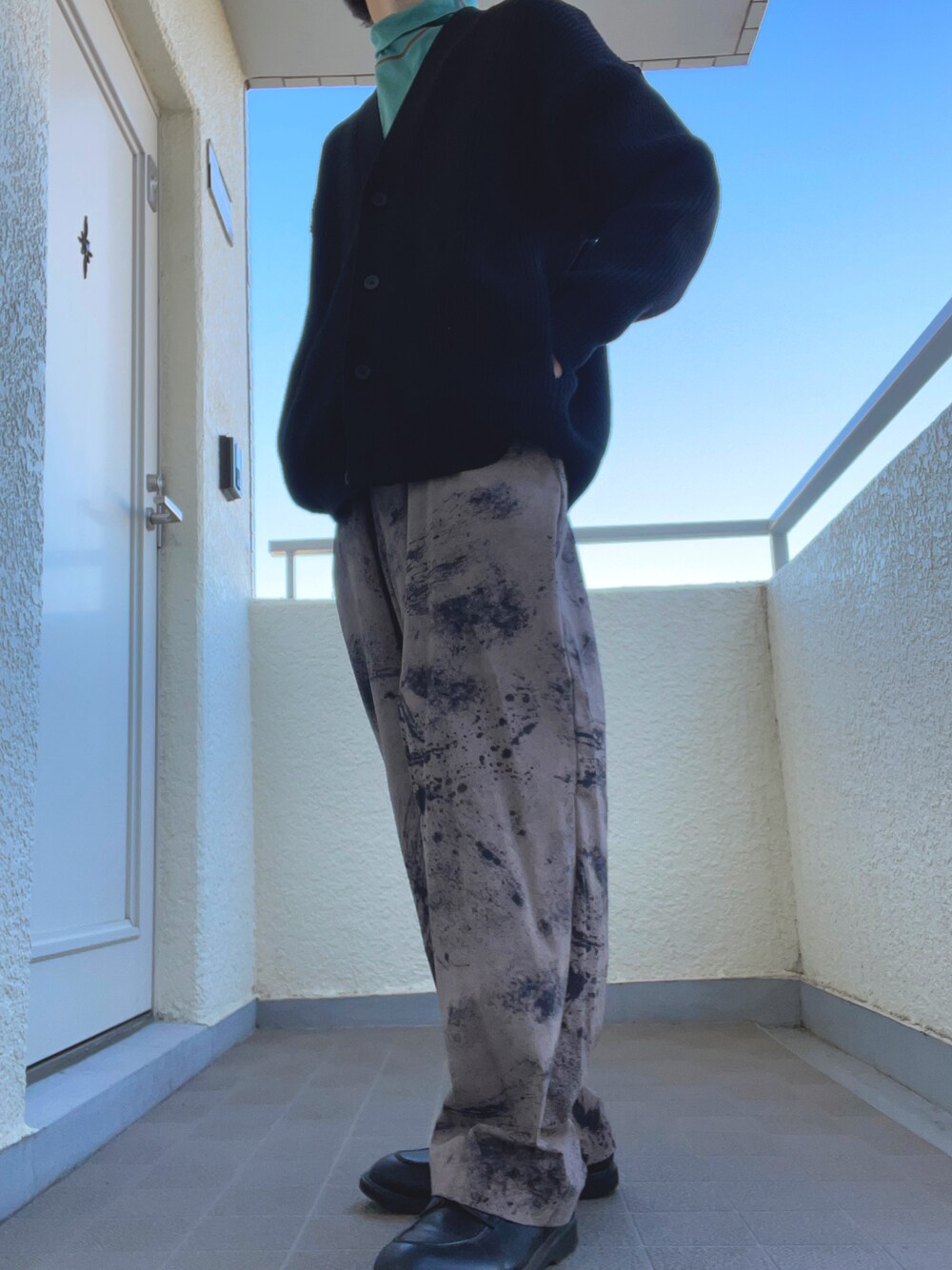 「カーディガン、トレンド、柄パンツ、スラックス、タートルネック、大学生、ワイドパンツ、革靴、プチプラ、古着MIX、ootd、ニコアンド、カジュアルコーデ、ブラウンコーデ、未来のWEARISTAプロジェクト」｜「niko and...のフェイクレザーUチップシューズ（その他シューズ、ブラック系）」を使った、ゆづき　さん（メンズ・172cm）の冬コーディネートの1枚目の写真
