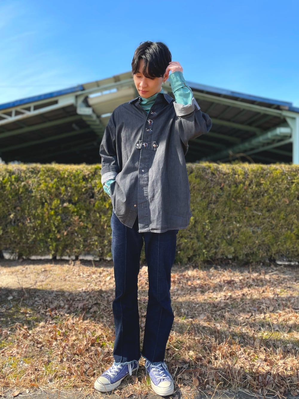 「春、シンプル、レイヤードスタイル、淡色コーデ、古着MIX、レースアップシューズ、シャツスタイル、チロリアン、タートルネック、今日のコーデ、はるコーデ、きれいめカジュアル、デニム、CT70s、グリーン」｜「CONVERSEのアイテム（スニーカー、ブルー系）」を使った、ゆづき　さん（メンズ・172cm）の冬コーディネートの1枚目の写真