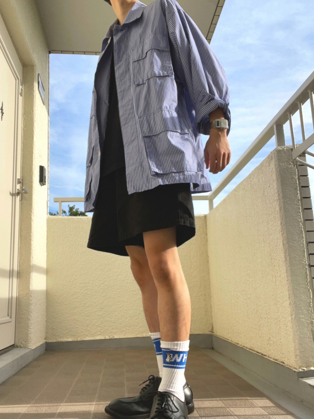 「ブルー、ショートパンツ、大学生、オーバーサイズ、大人カジュアル、休日スタイル、革靴、シャツスタイル、秋服、シンプルスタイル、韓国ファッション、フォローお願いします、おしゃれさんと繋がりたい、秋トレンド2021」｜「niko and...のアイテム（シャツ/ブラウス、ブルー系）」を使った、ゆづき　さん（メンズ・172cm）の秋コーディネートの1枚目の写真
