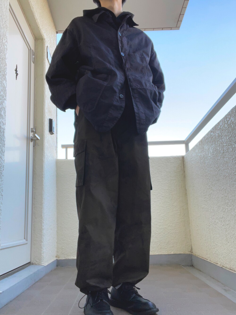 「レイヤードスタイル、レイヤード、ミリタリー、革靴、カーキ、パーカー、シャツスタイル、シャツ、ビッグシルエット、ミリタリーパンツ、オーバーサイズ、休日スタイル、カジュアル、古着、黒」｜「niko and...のフェイクレザーUチップシューズ（その他シューズ、ブラック系）」を使った、ゆづき　さん（メンズ・172cm）の冬コーディネートの1枚目の写真