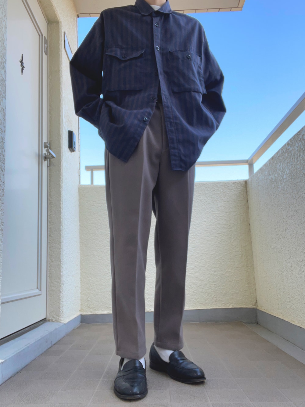 「お洒落さんとつながりたい、冬コーデ、休日コーデ、秋冬コーデ、冬、シャツスタイル、ストライプ、センタープレス、スラックス、グレー、ネイビー、ローファー、ローファー×靴下、いいね、save、フォローお願いします🤑、プチプラ」｜「ALDENのアイテム（ローファー、ブラック系）」を使った、ゆづき　さん（メンズ・172cm）の冬コーディネートの1枚目の写真