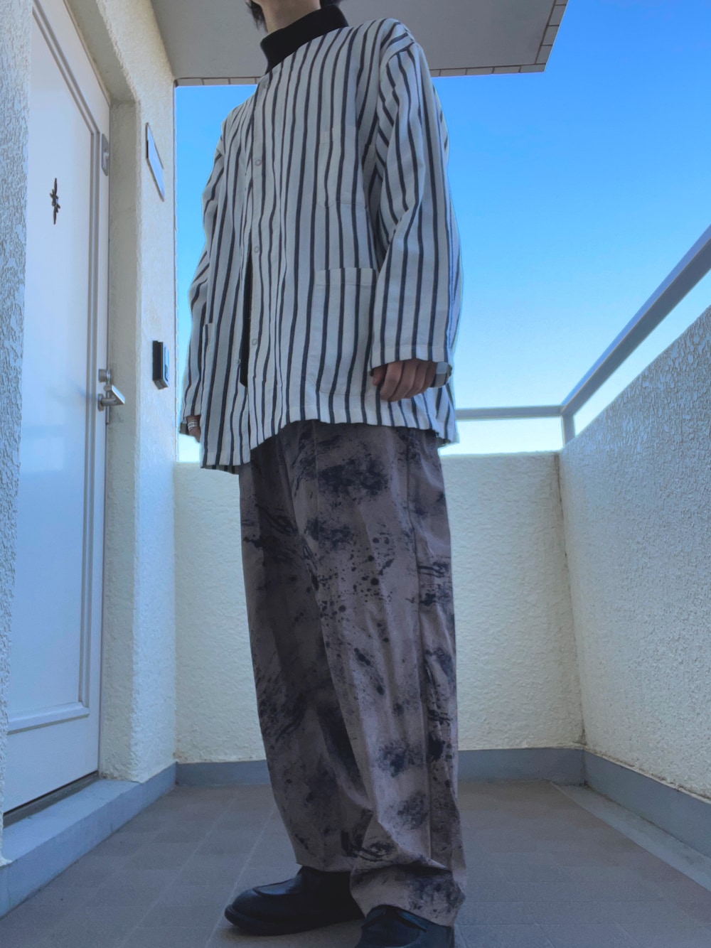 「柄パンツ、柄シャツ、モノトーン、オーバーサイズ、プチプラ、ストライプシャツ、柄×柄、ラフ、ベージュコーデ、ニコアンド、今日のコーデ、オトナカジュアル、秋冬コーデ、スリーピングシャツ、未来のWEARISTAプロジェクト」｜「niko and...のフェイクレザーUチップシューズ（その他シューズ、ブラック系）」を使った、ゆづき　さん（メンズ・172cm）の冬コーディネートの1枚目の写真