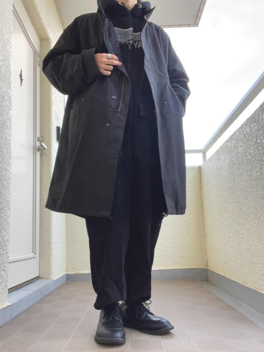 「冬コーデ、休日スタイル、ゆるコーデ、年末WEAR感謝祭、おしゃれさんと繋がりたい、キレイめコーデ、プチプラコーデ、マイベストコーデ2021、革靴、黒、モッズコート、パーカー、オーバーサイズ、オーバーオール、オールブラック」｜「niko and...のフェイクレザーUチップシューズ（その他シューズ、ブラック系）」を使った、ゆづき　さん（メンズ・172cm）の冬コーディネートの1枚目の写真