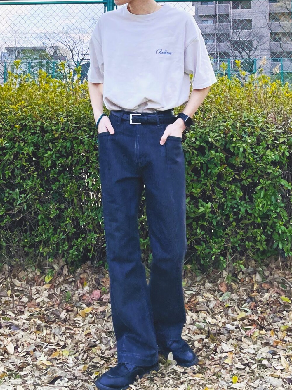 「ペンドルトン、kaiko、デニム、フレアパンツ、フレアデニム、タックイン、白Tシャツ、夏コーデ、春コーデ、プチプラ、シンプルコーデ、シンプル、モノトーン、きれいめカジュアル、スニーカーコーデ」｜「niko and...のフェイクレザーUチップシューズ（その他シューズ、ブラック系）」を使った、ゆづき　さん（メンズ・172cm）の春コーディネートの1枚目の写真