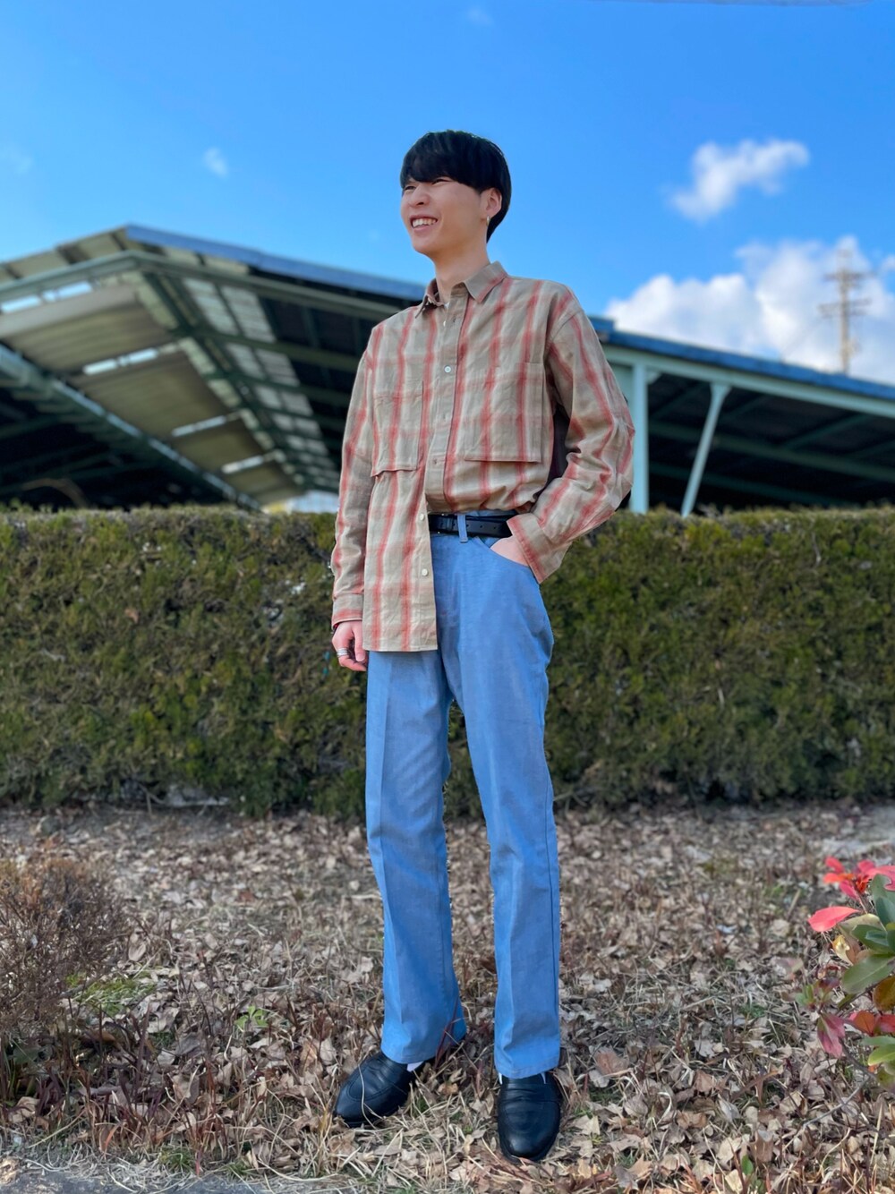「タックイン、シンプル、チェックシャツ、古着風、古着コーデ、古着、90'sスタイル、70'sコーデ、デニムパンツ、カラーパンツ、リラックス、お洒落さんとつながりたい、シャツ、シャツスタイル、ニコアンド」｜「Levi'sのアイテム（デニムパンツ、ブルー系）」を使った、ゆづき　さん（メンズ・172cm）の冬コーディネートの1枚目の写真