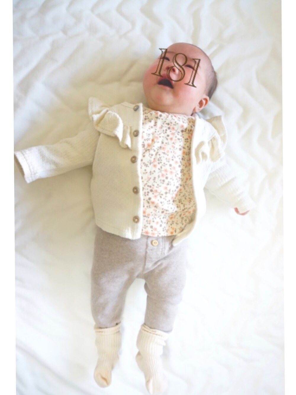 「キッズコーデ、ベビーコーデ、ベビー、赤ちゃん、０歳、おんなのこ、女の子」｜「西松屋のアイテム（Tシャツ/カットソー、ベージュ系）」を使った、fufumaさん（キッズ・70cm）の冬コーディネートの1枚目の写真