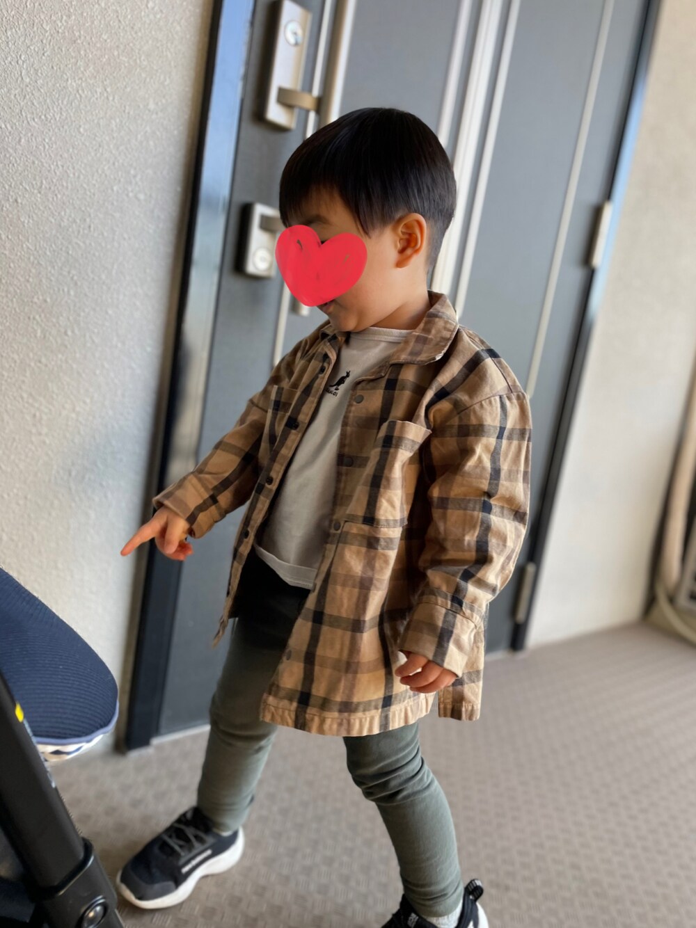 「むすこーで、男の子、おとこのこ、3歳、プティマイン、ニューバランス」｜「KANGOLのKANGOL(カンゴール) BIGシルエットTシャツ（Tシャツ/カットソー、ベージュ系）」を使った、fufumaさん（キッズ・70cm）の春コーディネートの1枚目の写真