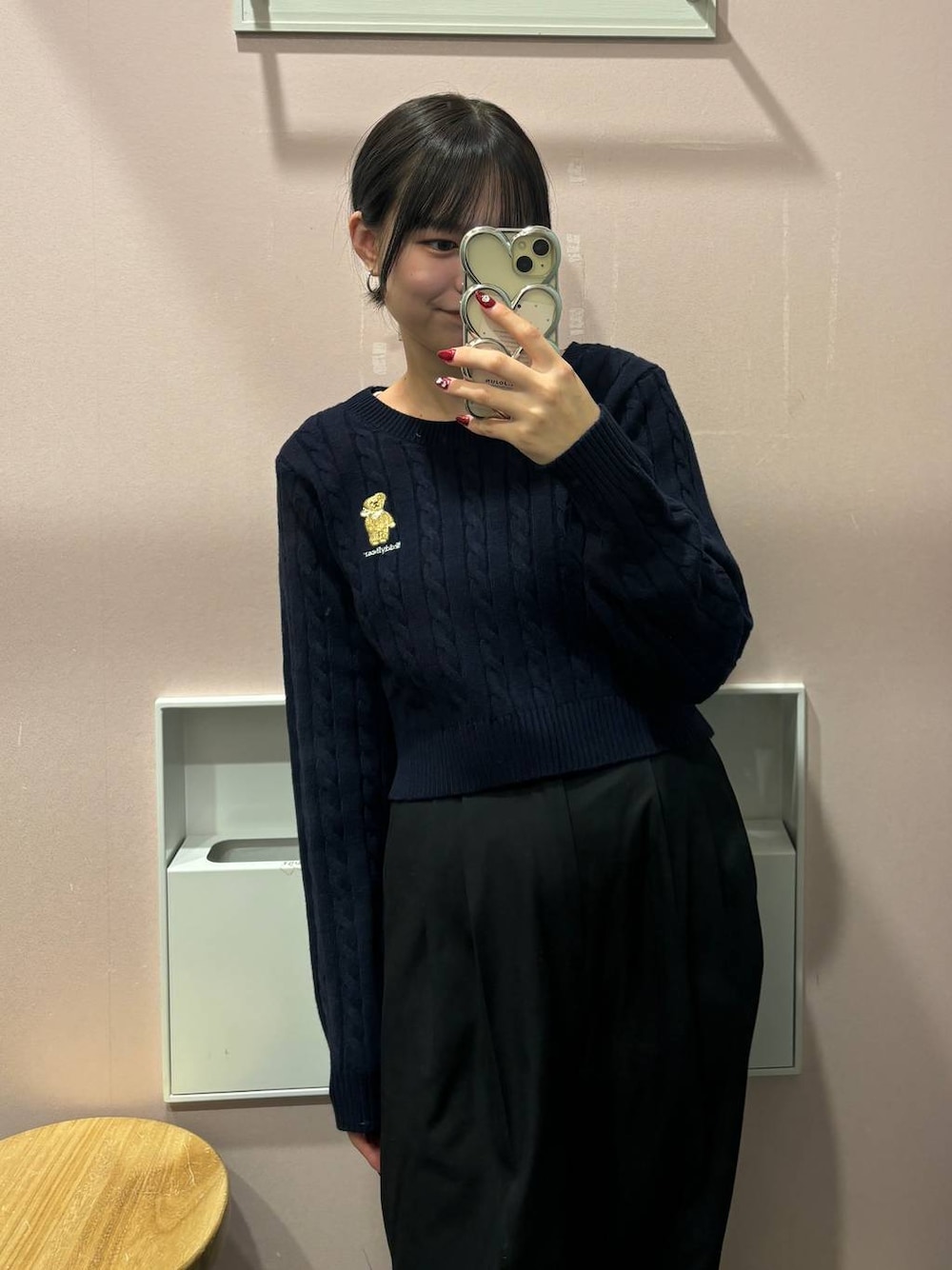 ブラック系のその他パンツ、ブルー系のニット/セーターを着用したレディースの冬コーディネートの1枚目の写真
