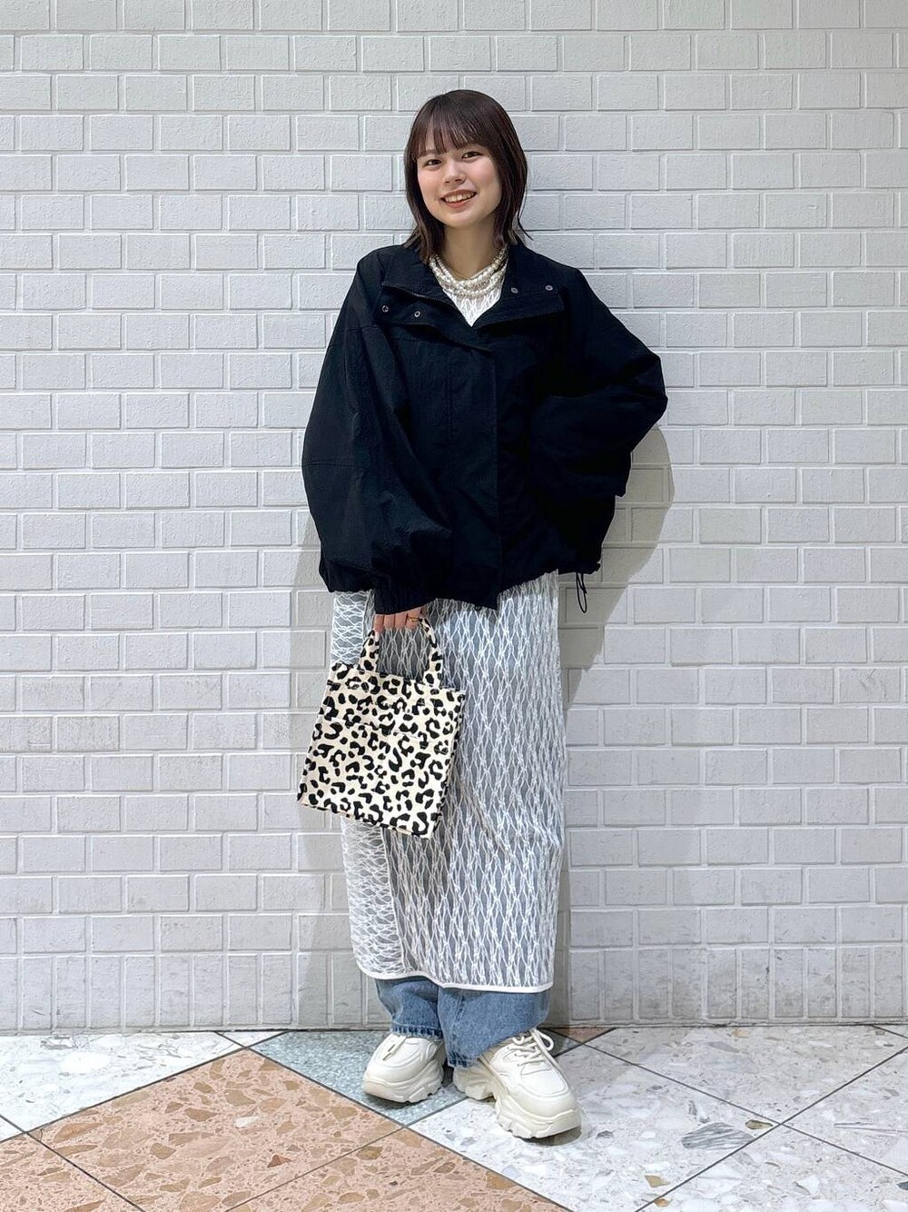 「カジュアル、着痩せ・細見え、差し色コーデ、LOWRYS FARM、春服みてみて、春コーデ、ワンピース、デニムパンツ」｜「LOWRYS FARMのパールタレンネックレス　249411（ネックレス、ベージュ系）」を使った、chipiさん（レディース・158cm）の春コーディネートの1枚目の写真