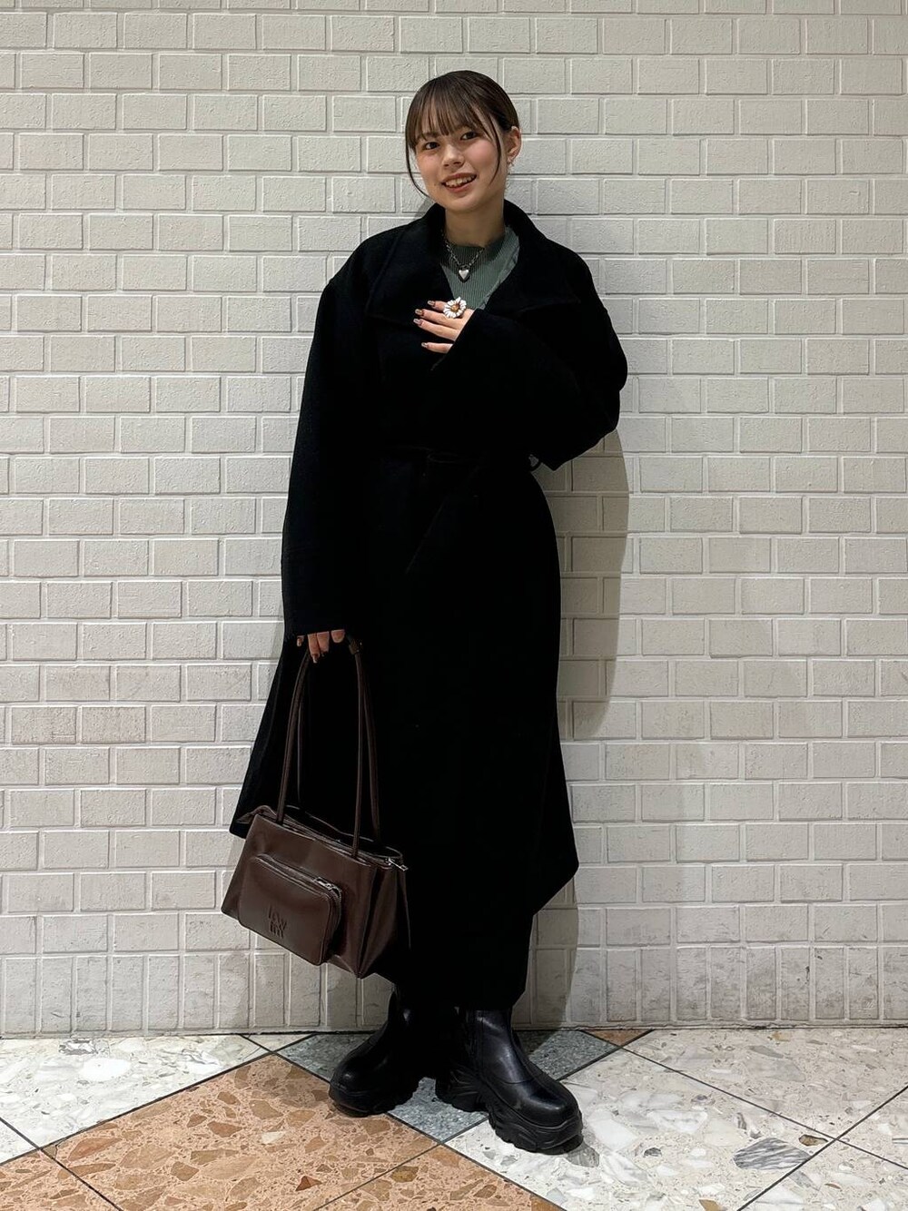 「カジュアル、着痩せ・細見え、差し色コーデ、LOWRYS FARM、アウター、冬コーデ、秋コーデ、スカート、ニット」｜「LOWRYS FARMのウールライクスタンドコート　 116473（ステンカラーコート、ブラック系）」を使った、chipiさん（レディース・158cm）の冬コーディネートの1枚目の写真