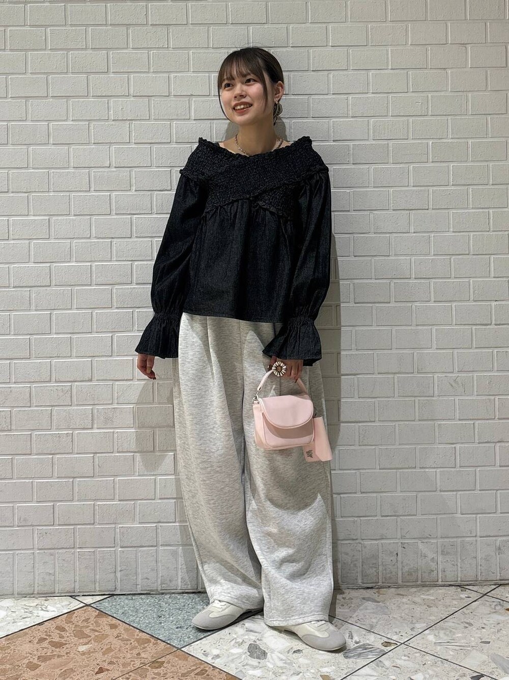「カジュアル、着痩せ・細見え、差し色コーデ、LOWRYS FARM、春コーデ、スウェットパンツ、ブラウス、スニーカー」｜「LOWRYS FARMのステンレスデザインネックレス　 136325（ネックレス、シルバー系）」を使った、chipiさん（レディース・158cm）の冬コーディネートの1枚目の写真