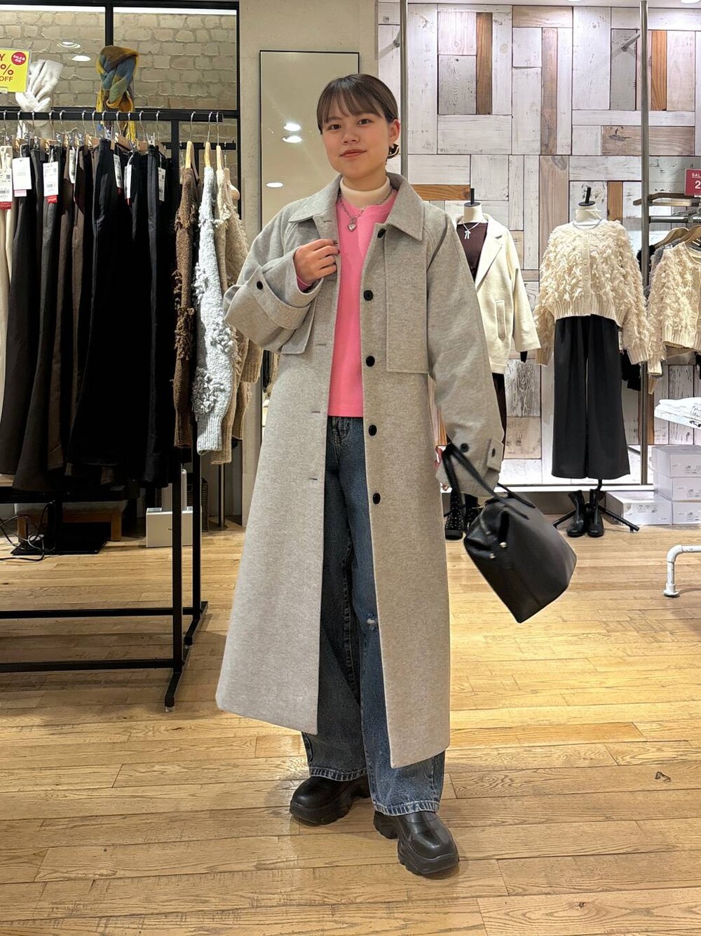 「カジュアル、着痩せ・細見え、差し色コーデ、LOWRYS FARM、冬コーデ、冬アウター、春コーデ、春アウター、ロングコート」｜「LOWRYS FARMのストレッチスニーカーブーツ　133385（ブーツ、ブラック系）」を使った、chipiさん（レディース・158cm）の冬コーディネートの1枚目の写真