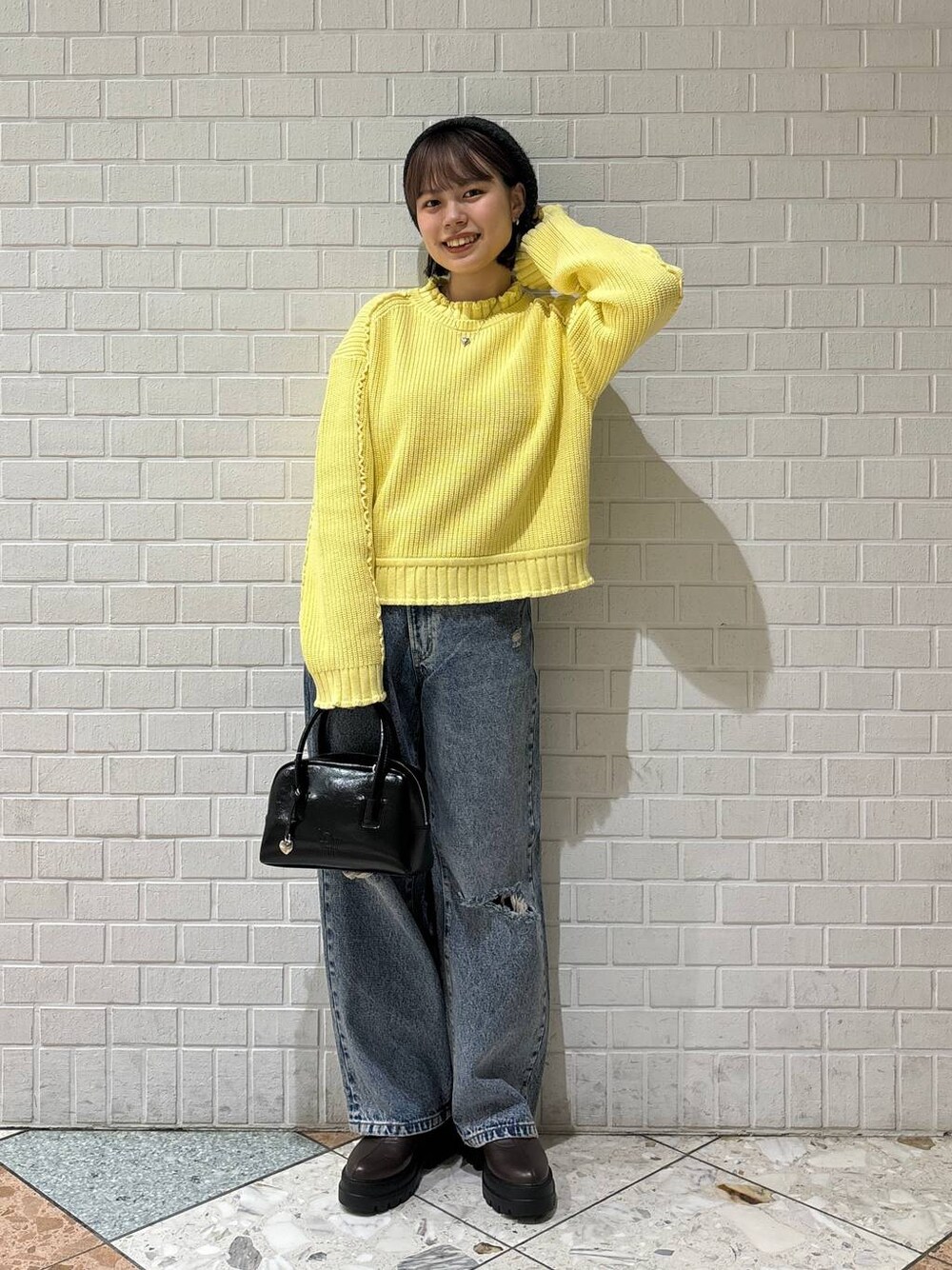 「カジュアル、着痩せ・細見え、差し色コーデ、秋コーデ、冬コーデ、ニット、デニムパンツ、ベレー帽、LOWRYS FARM」｜「LOWRYS FARMのＣＯＮＥ／ワイドストレートパンツ　 131356（デニムパンツ、ブルー系）」を使った、chipiさん（骨格ストレート・レディース・158cm）の秋コーディネートの1枚目の写真
