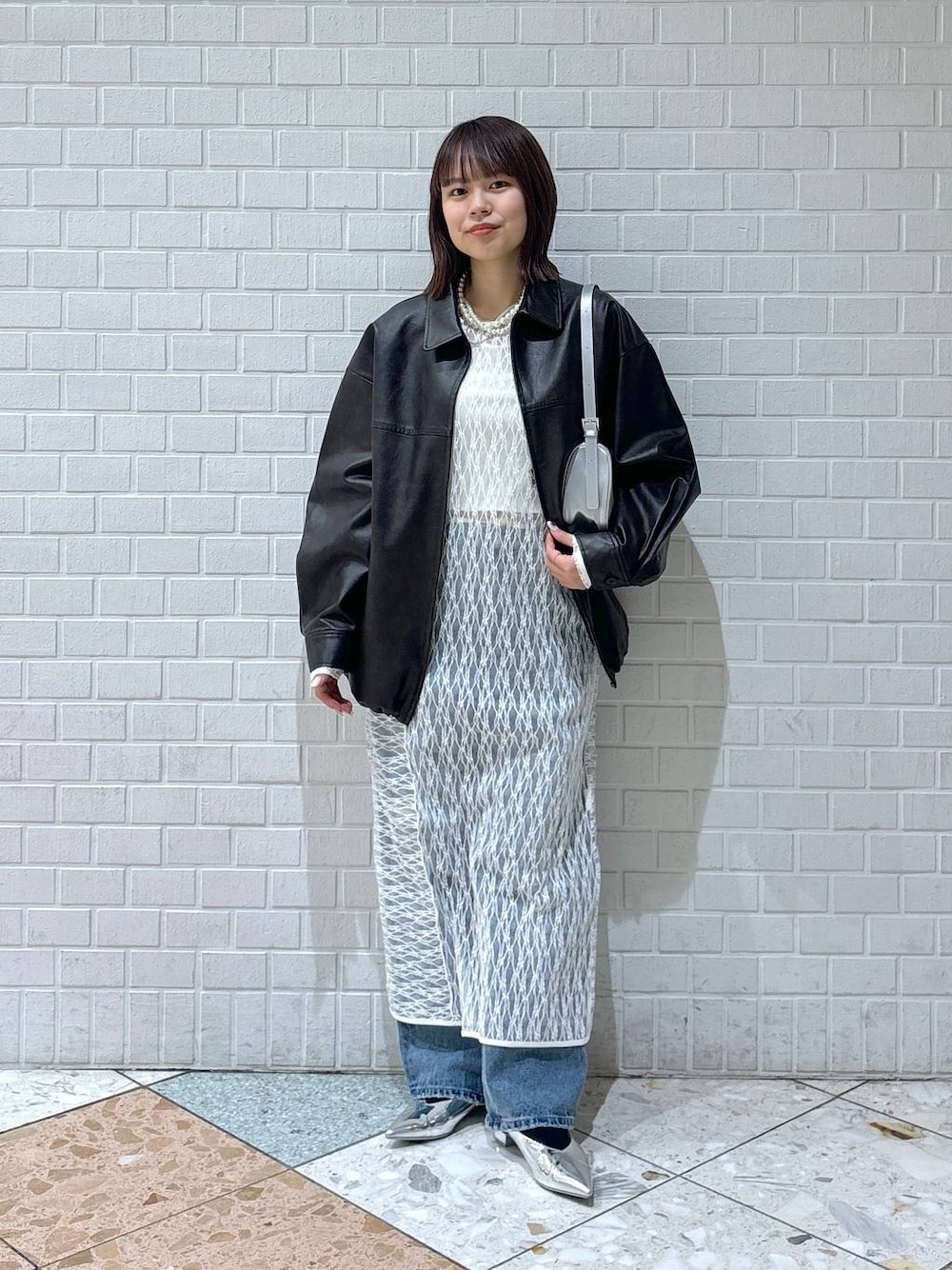 「カジュアル、着痩せ・細見え、差し色コーデ、LOWRYS FARM、レイヤードスタイル、デニムパンツ、ワンピース、レザー、春コーデ」｜「LOWRYS FARMのパールタレンネックレス　249411（ネックレス、ベージュ系）」を使った、chipiさん（レディース・158cm）の春コーディネートの1枚目の写真