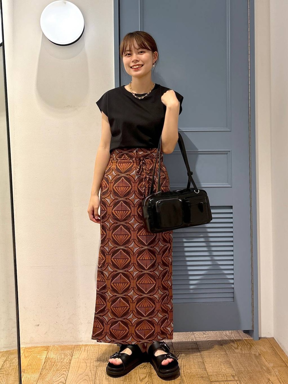 「カジュアル、着痩せ・細見え、差し色コーデ、LOWRYS FARM、春コーデ、夏コーデ、スカート、大人女子カジュアル_LOWRYS FARM、大人カジュアル」｜「LOWRYS FARMのパールツキバンス 111663（バレッタ/ヘアクリップ、ブラック系）」を使った、chipiさん（骨格ストレート・レディース・158cm）の夏コーディネートの1枚目の写真