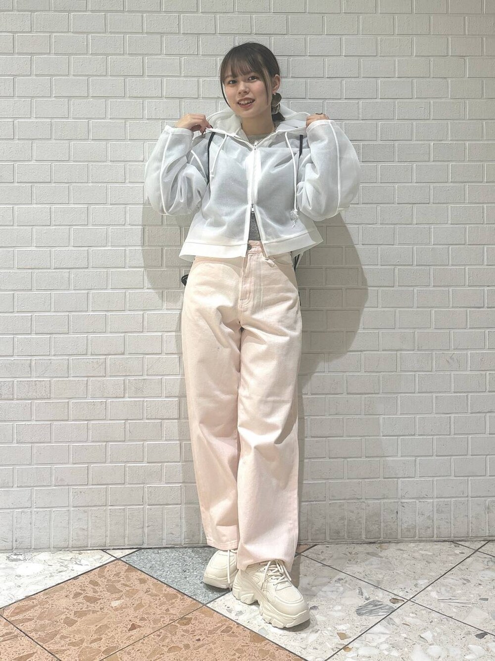 「カジュアル、着痩せ・細見え、差し色コーデ、LOWRYS FARM、春コーデ、デニムパンツ、パーカー」｜「LOWRYS FARMのステンレスデザインネックレス　 136325（ネックレス、シルバー系）」を使った、chipiさん（レディース・158cm）の冬コーディネートの1枚目の写真