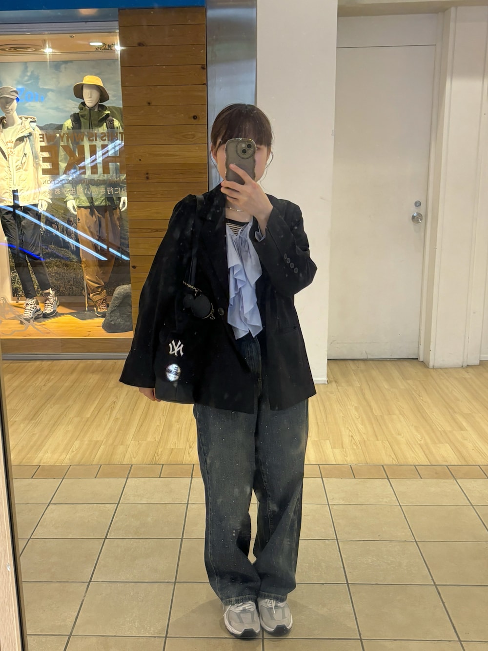 「LOWRYS FARM、ジャケットスタイル、デニム」｜「NEW BALANCEのnew balance/ニューバランス MR530 カジュアル スニーカー MR530（スニーカー、グレー系）」を使った、chipiさん（骨格ストレート・レディース・158cm）の春コーディネートの1枚目の写真