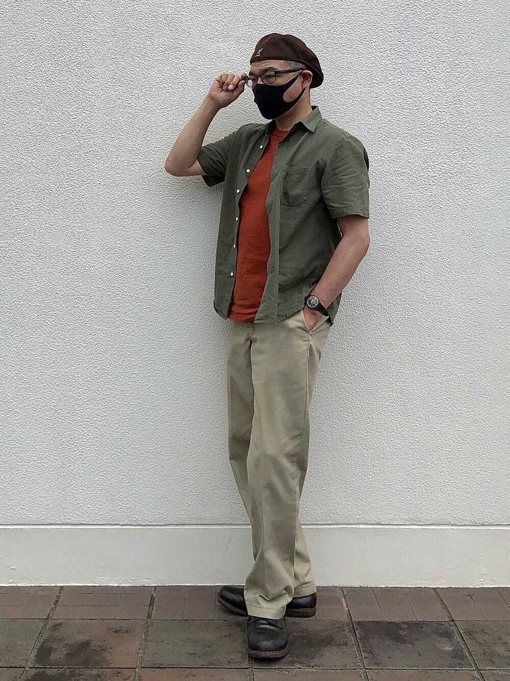 「アースカラー、ハンチング逆被り、ユニクロ、チノパン、RAGEBLUE、KANGOL、ミリタリーテイスト」｜「KANGOLの【KANGOL】TROPIC 504/カンゴール　トロピック504（ハンチング/ベレー帽、ブラウン系）」を使った、カツキイサムさん（メンズ・175cm）の夏コーディネートの1枚目の写真