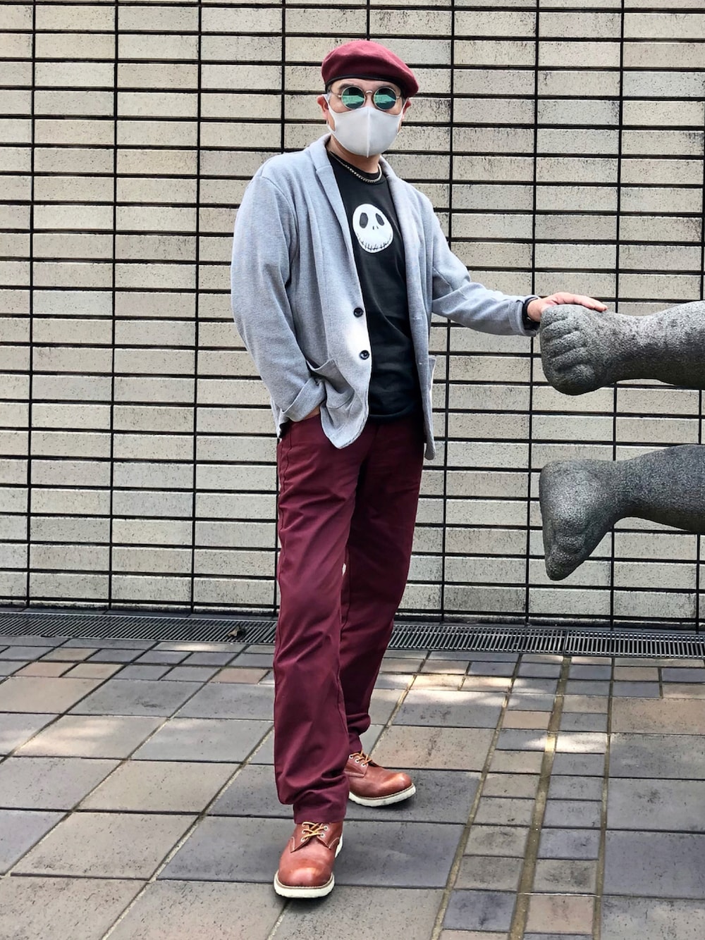 「ニット、ブーツ、ベレー帽、プリントT、URBAN RESEARCH、メルカリ」｜「ヤフオクのアイテム（チノパンツ、レッド系）」を使った、カツキイサムさん（メンズ・175cm）の秋コーディネートの1枚目の写真