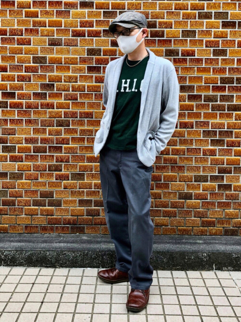 「グレー、Tシャツ、Dr.Martens、Dickies、ハンチング、古着MIX、カジュアルコーデ」｜「古着のアイテム（ハンチング/ベレー帽、グレー系）」を使った、カツキイサムさん（メンズ・175cm）の秋コーディネートの1枚目の写真