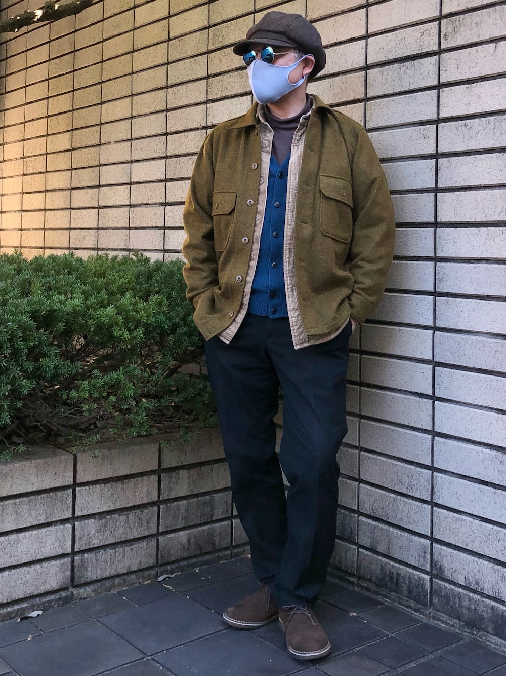 「冬コーデ、私の推しブランド、キャスケット、シャツスタイル、コーデュロイシャツ、スエードブーツ、UNIQLO、カーディガン」｜「古着のアイテム（キャスケット、ブラウン系）」を使った、カツキイサムさん（メンズ・175cm）の冬コーディネートの1枚目の写真