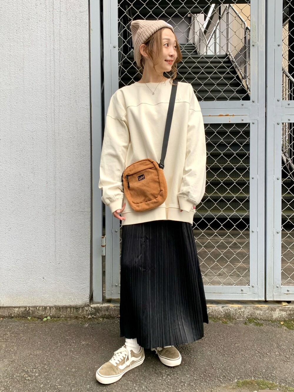 「秋服、シンプル、カジュアルコーデ、リラックススタイル、タイトスカート、スウェット、ニット帽、スニーカー、オールドスクール、Levi's、Lee、白Tシャツ」｜「HONEYSUCKLE ROSEの【HONEYSUCKLE ROSE】プリーツスカート（スカート、ブラック系）」を使った、ぱっちょさん（レディース・153cm）の秋コーディネートの1枚目の写真