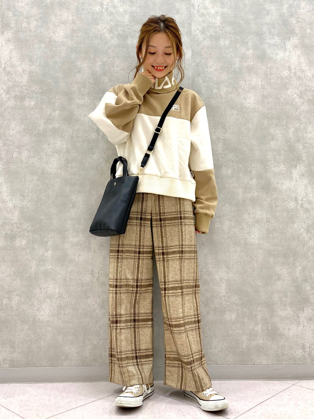 「秋服、カジュアルコーデ、リラックススタイル、スニーカー、淡色コーデ、チェックパンツ、チェック、ワイドパンツ、メンズライク、ラクチンコーデ、休日スタイル、FILA、スウェット」｜「HONEYSUCKLE ROSEの【HONEYSUCKLE ROSE】ミニショルダートート（ショルダーバッグ、ブラック系）」を使った、ぱっちょさん（レディース・153cm）の秋コーディネートの1枚目の写真