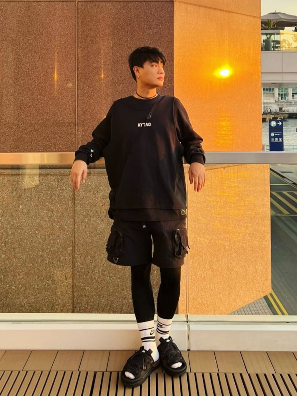 「PUMAのアイテム（Tシャツ/カットソー、ブラック系）」を使った、Lee Wing Heiさん（メンズ・175cm）の冬コーディネートの1枚目の写真