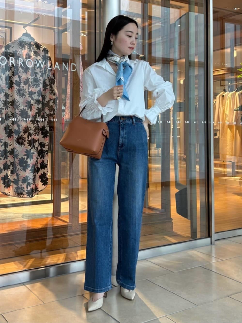 「TOMORROWLAND、トゥモローランド、BOURRIENNE、Bourrienne Paris X、RED CARD、NEBULONIE、FLEURON、フリルシャツ、ブラウス、シャツスタイル、スタンドカラーシャツ、デニム、スカーフ」｜「RED CARD TOKYOのRED CARD TOKYO TYLER デニム（デニムパンツ、ブルー系）」を使った、Kato_TOMORROWLANDさん（レディース・158cm）の春コーディネートの1枚目の写真