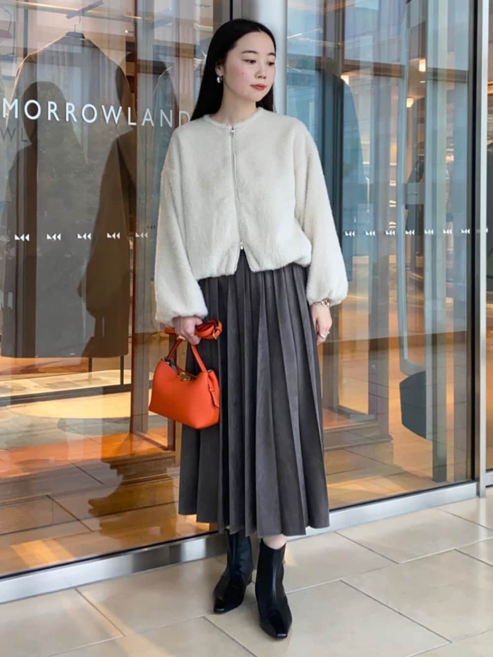 「TOMORROWLAND、トゥモローランド、トゥモローランド#ショルダーバッグ#スタンスミス#白トップス、ballsey、PUNTI.、ブルゾン、ファーブルゾン、シャギー、エコスエード、プリーツスカート、ショートブーツ、大人カジュアル」｜「TOMORROWLAND のTOMORROWLAND ショートブーツ（ブーツ、ブラック系）」を使った、Kato_TOMORROWLANDさん（レディース・158cm）の秋コーディネートの1枚目の写真