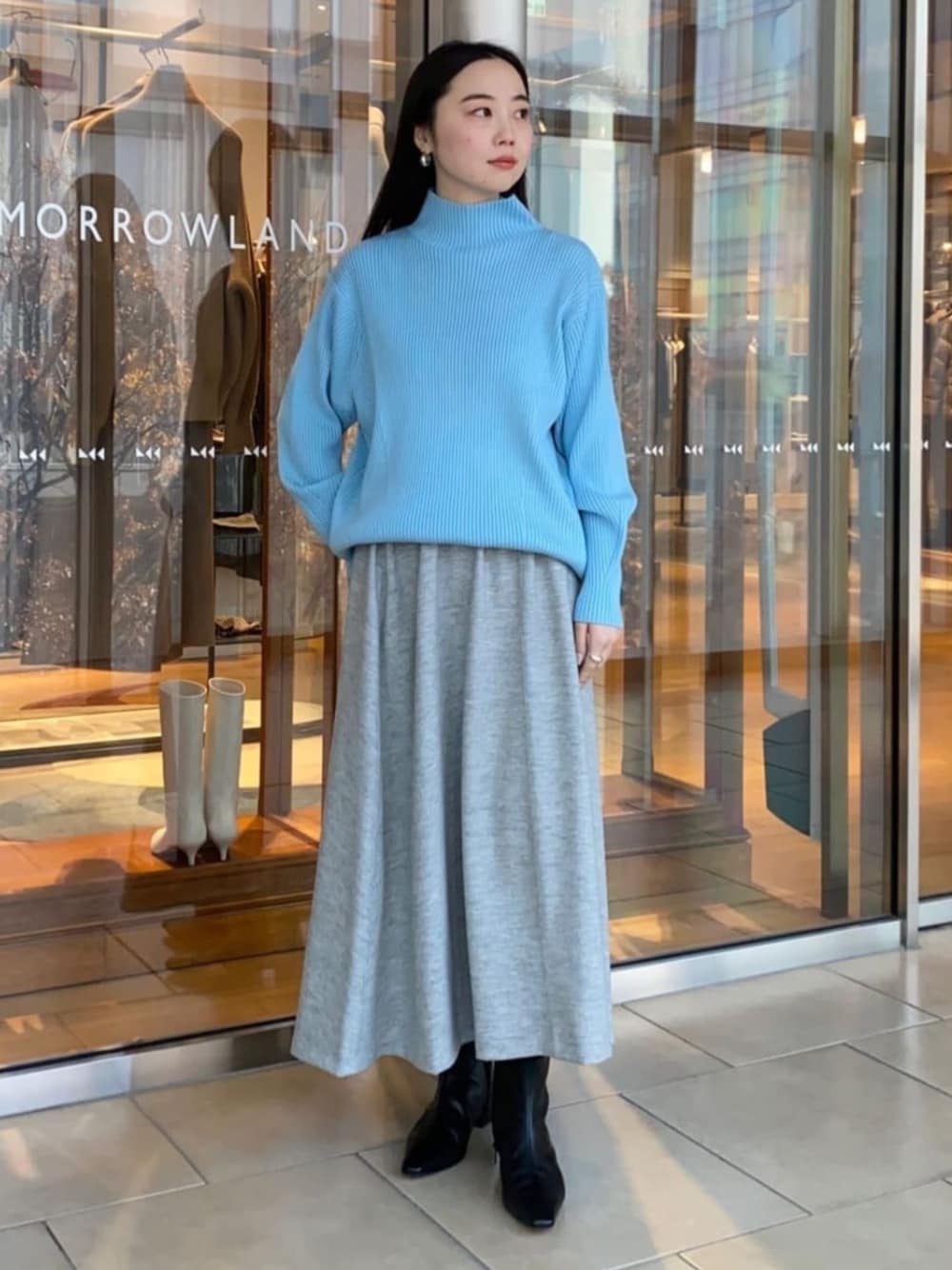 「TOMORROWLAND、トゥモローランド、ballsey、DES PRÉS、リブニット、ライトブルー、ニットスカート、フレアスカート、大人カジュアル」｜「TOMORROWLAND のTOMORROWLAND ショートブーツ（ブーツ、ブラック系）」を使った、Kato_TOMORROWLANDさん（レディース・158cm）の冬コーディネートの1枚目の写真