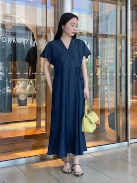 「BALLSEY（ボールジィ）のツイルライトデニム カシュクールワンピース（ワンピース、ブルー系）」を使った、Kato_TOMORROWLANDさん（レディース・158cm）の春コーディネート
